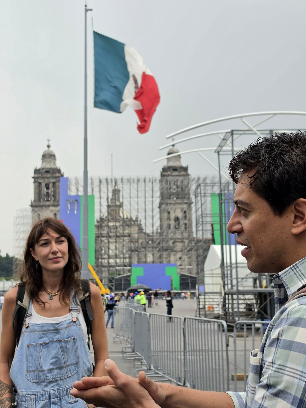 Chef Mauricio explaining the tour near Mexico City's main square